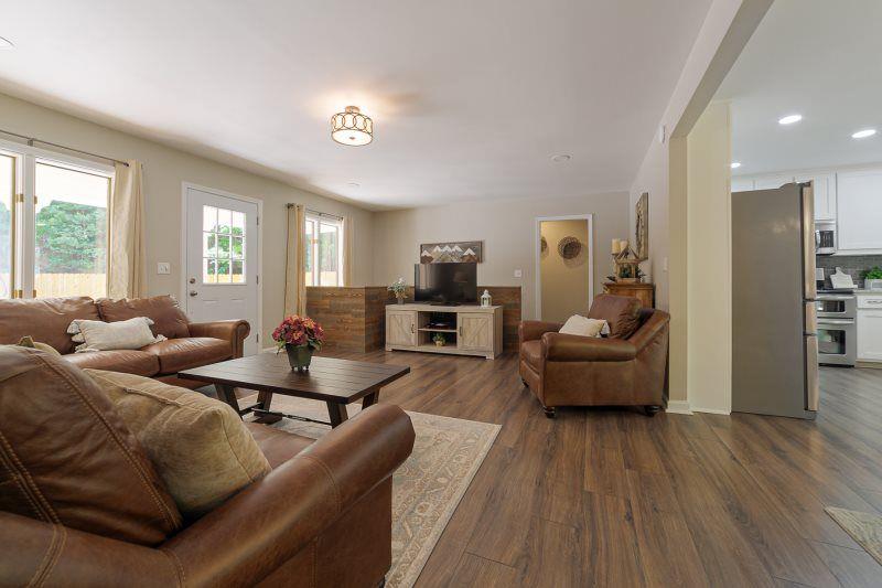39 Schwarzwald Strasse Helen, GA 30545 - Photo 4 of 25 a living room with furniture and a flat screen tv