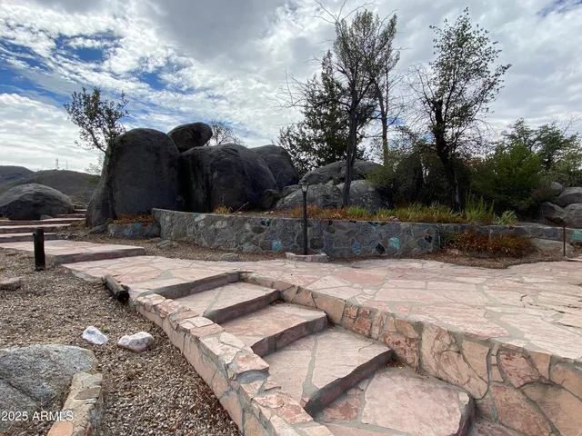 a view of a backyard