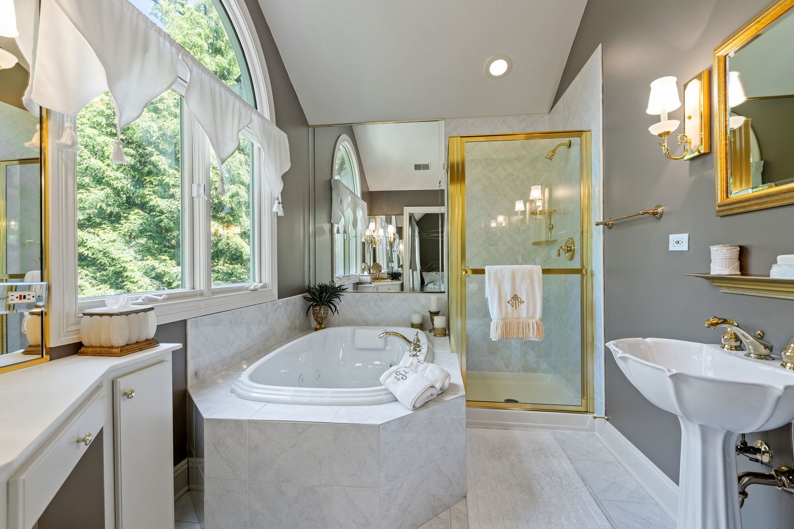 25565 South Tehle Road Elwood, IL 60421 - Photo 35 of 68 a bathroom with a tub sink and mirror
