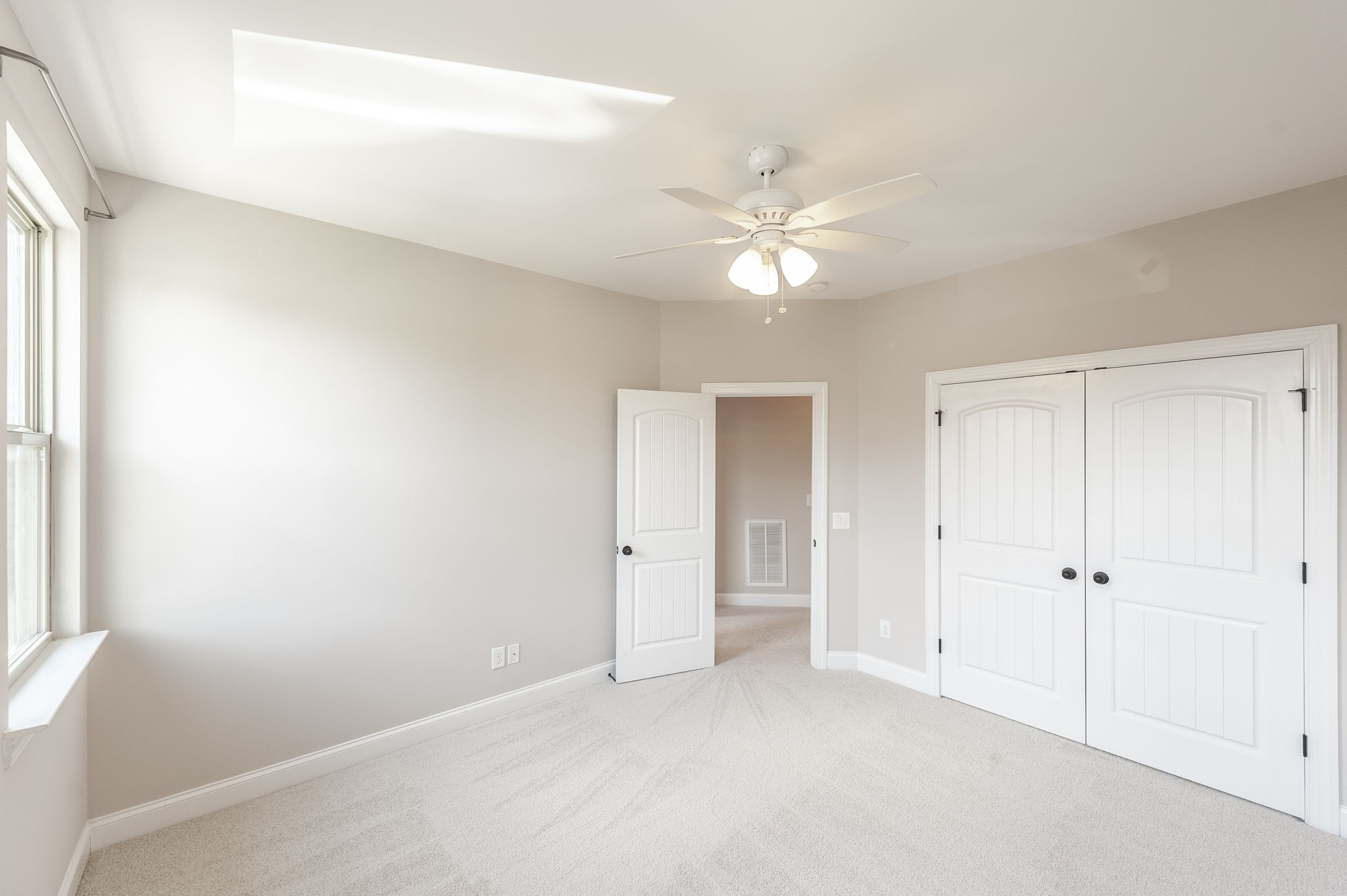 152 Ashcrest Point Hendersonville, TN 37075 - Photo 42 of 63 an empty room with a ceiling fan and a window