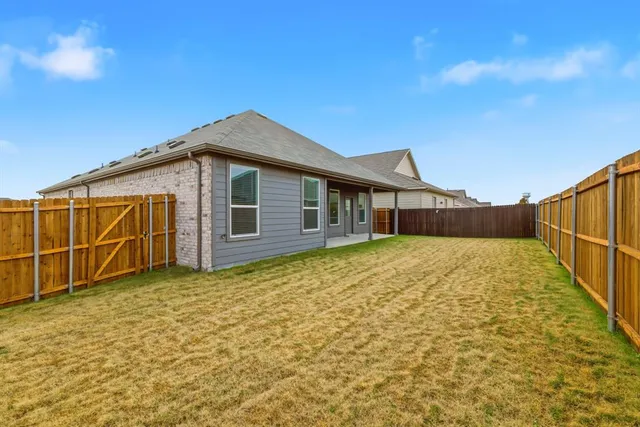 a view of a house with backyard
