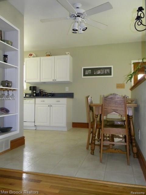971 Cambridge Road Berkley, MI 48072 - Photo 5 of 16 DINING ROOM/EATING SPACE
