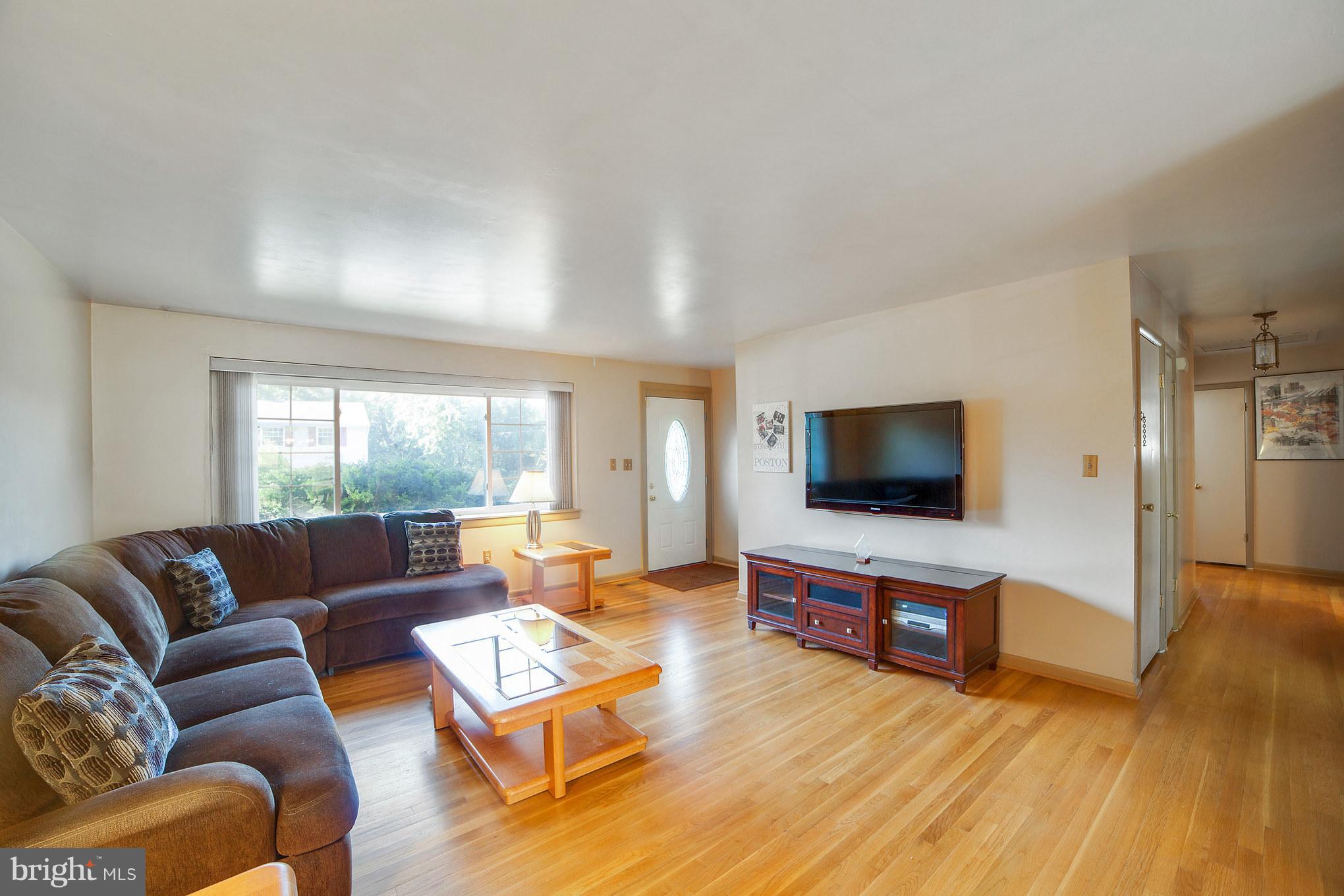 8622 Pilsen Road Randallstown, MD 21133 - Photo 3 of 30 Living Room