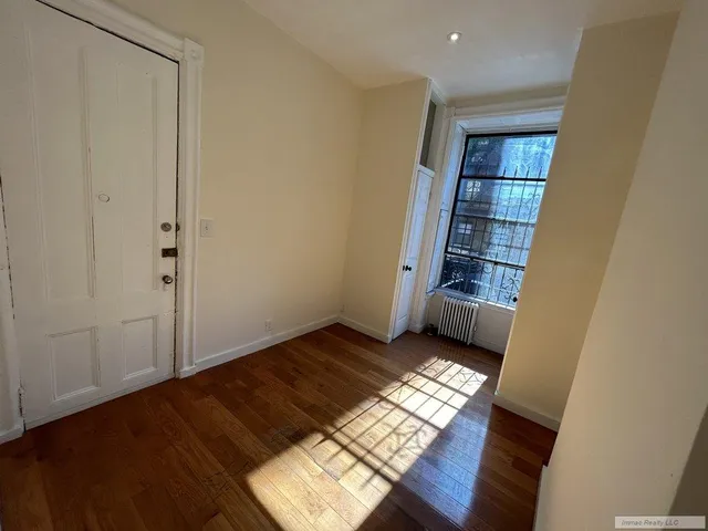 $4,500 | 419 West 44th Street, Unit 1W | Hell's Kitchen