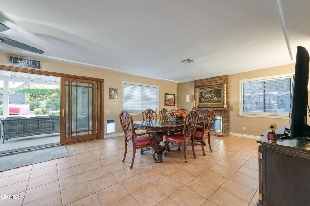 652 Stonebrook Street Simi Valley, CA 93065 - Photo 18 of 69 19-652 Stonebrook Street-19