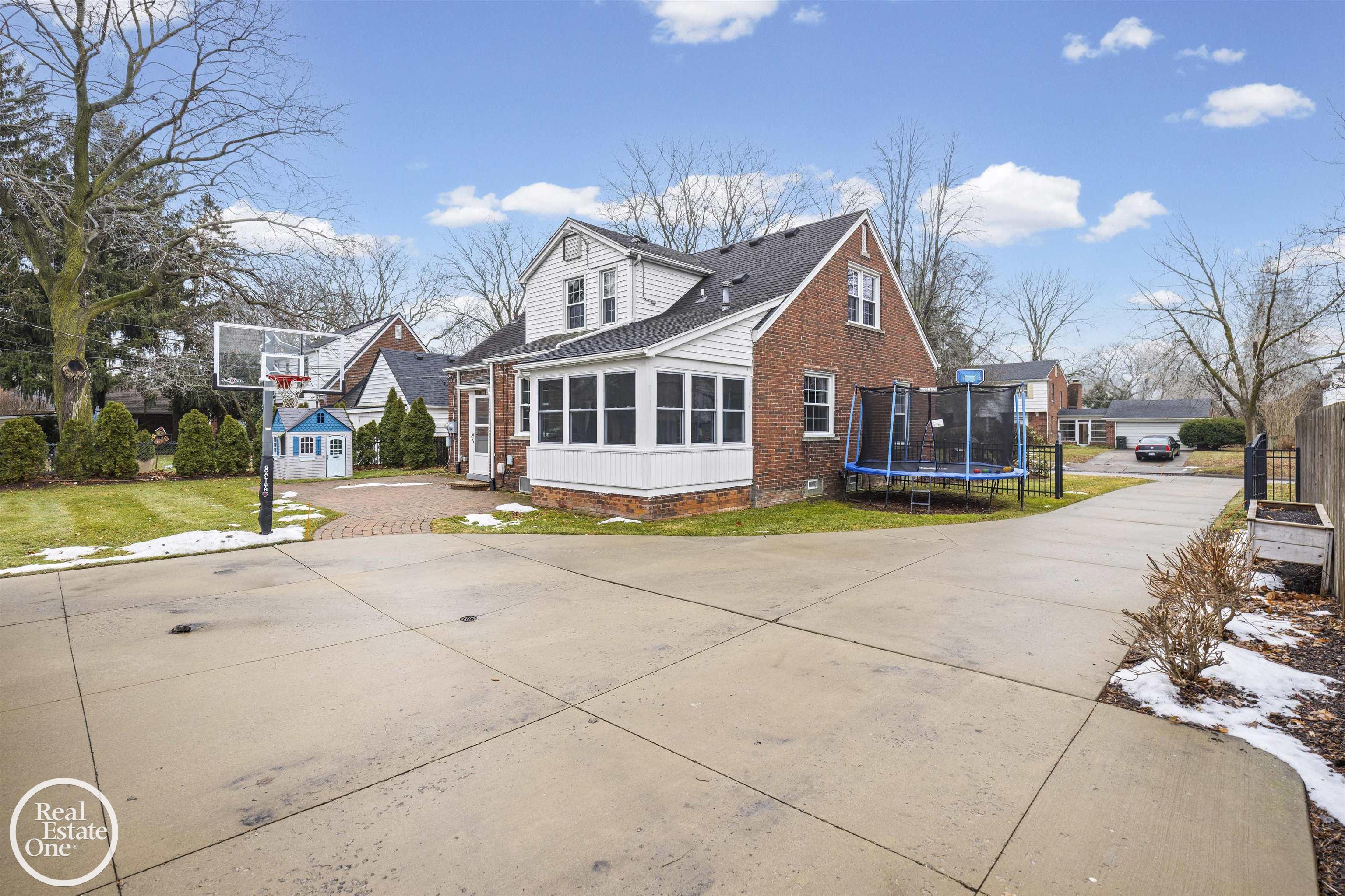 644 Hawthorne Road Grosse Pointe, MI 48236 - Photo 62 of 79 50197100-0b5eeb5c-df03-4a11-a3ae-b62f976fa40e.JPG