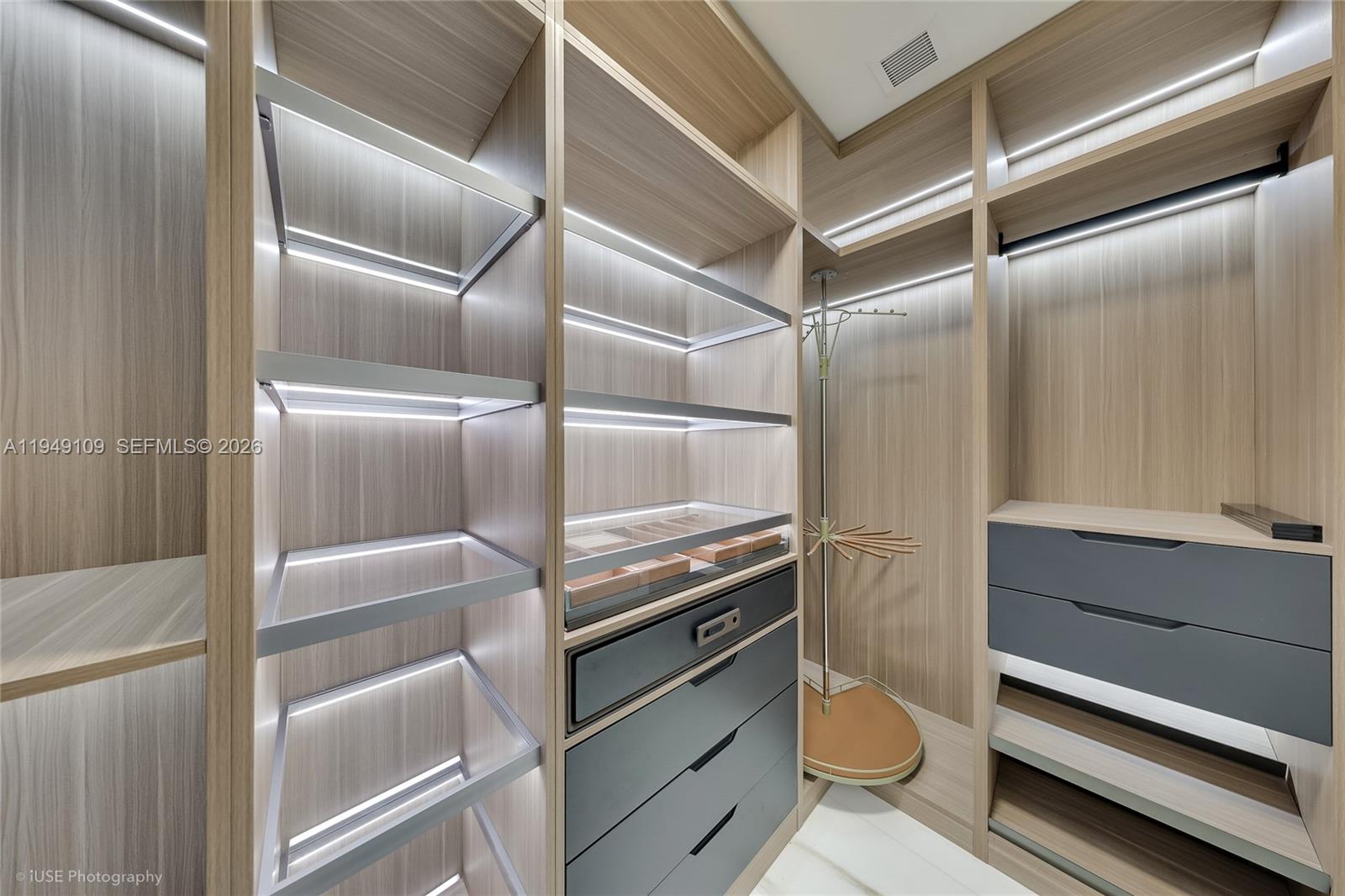 300 Biscayne Blvd Way, Unit 2307W Miami, FL 33131 - Photo 15 of 22 a view of walk in closet