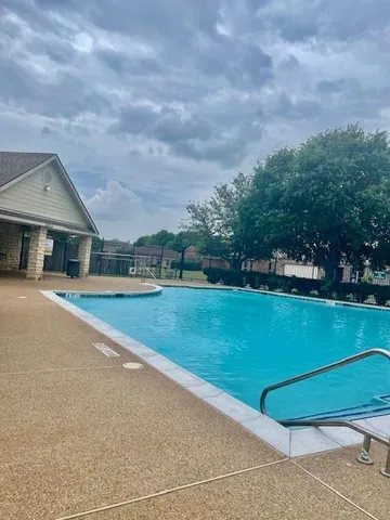 a view of a back yard