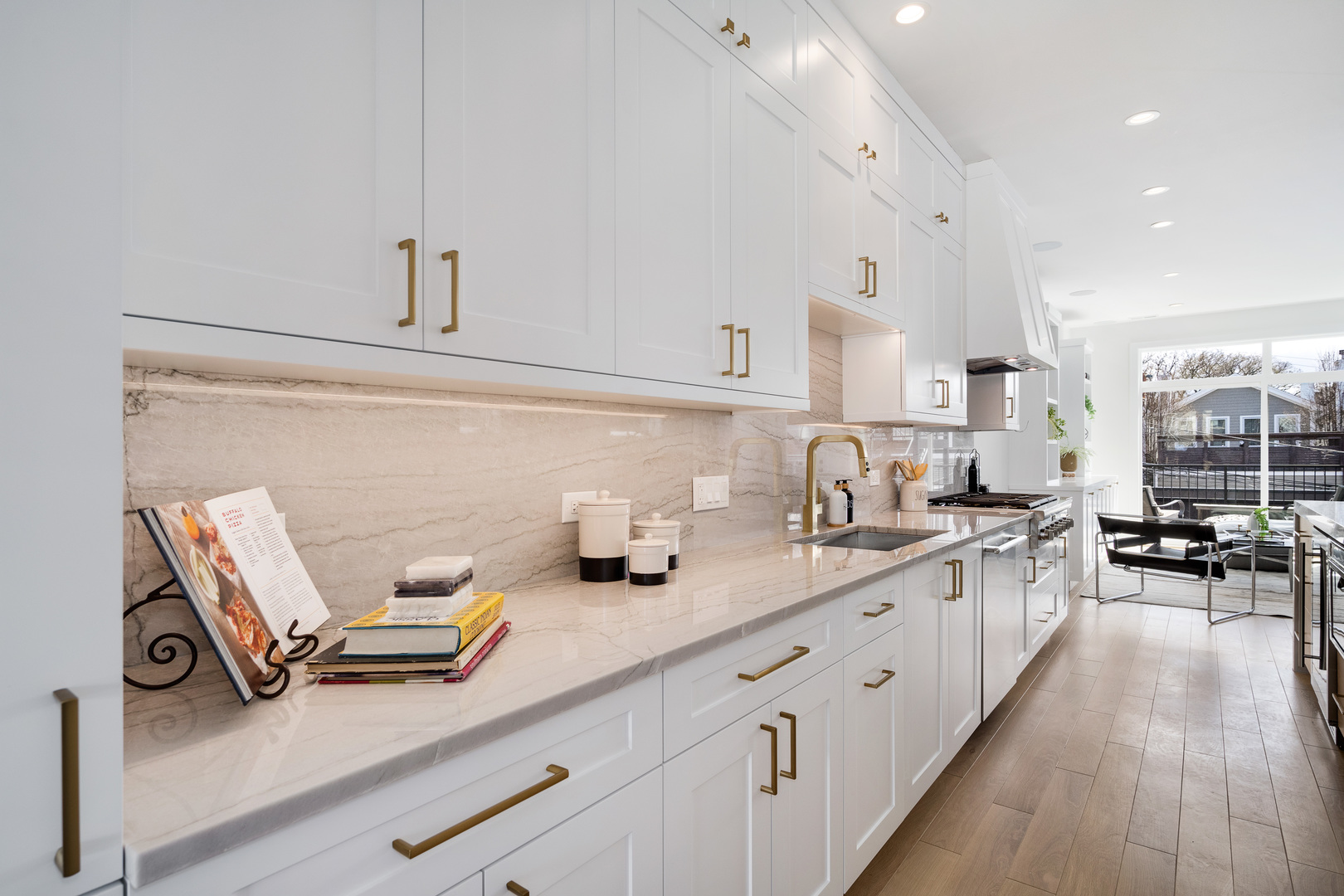1533 West Barry Avenue, Unit 2 Chicago, IL 60657 - Photo 6 of 26