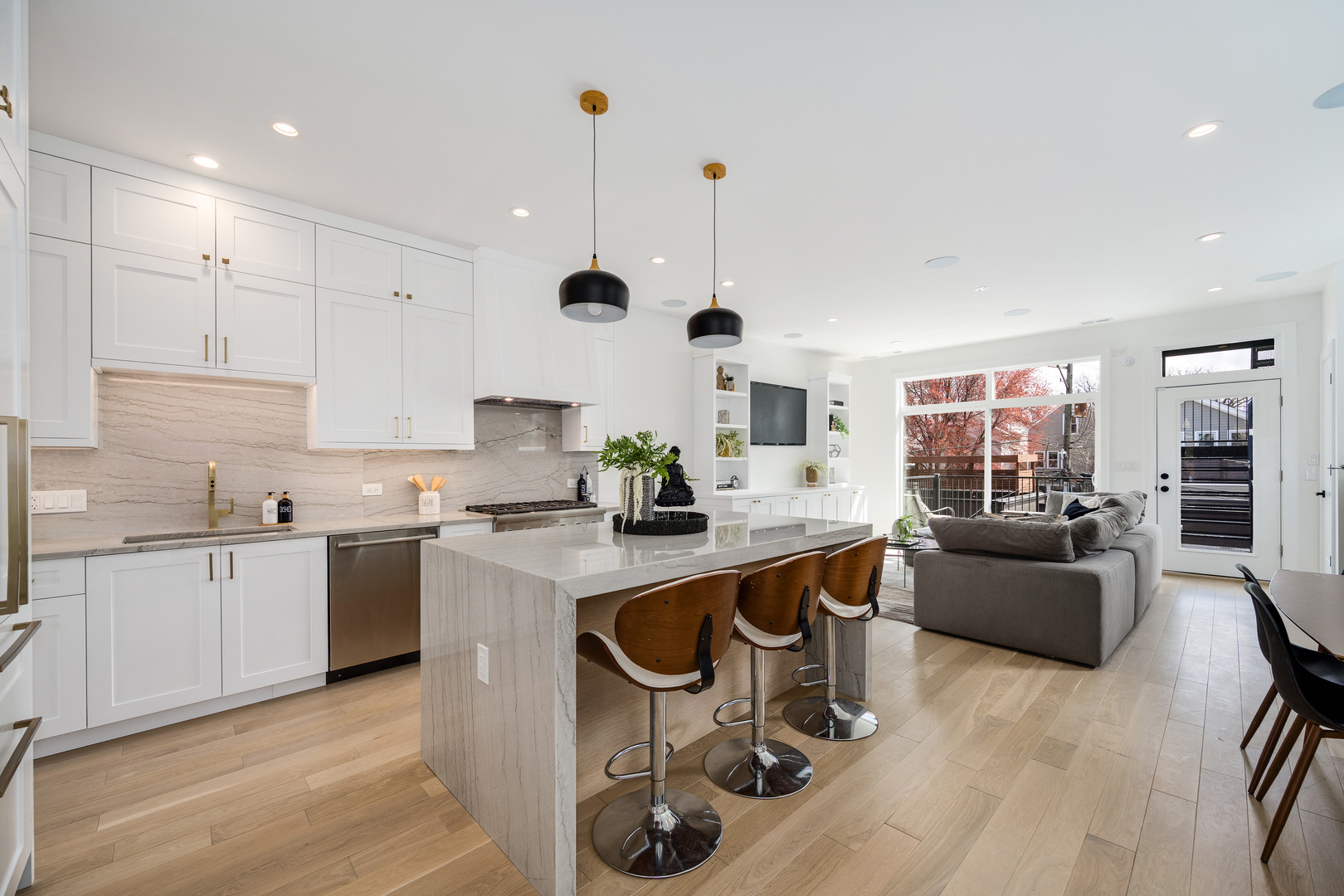 1533 West Barry Avenue, Unit 2 Chicago, IL 60657 - Photo 7 of 26