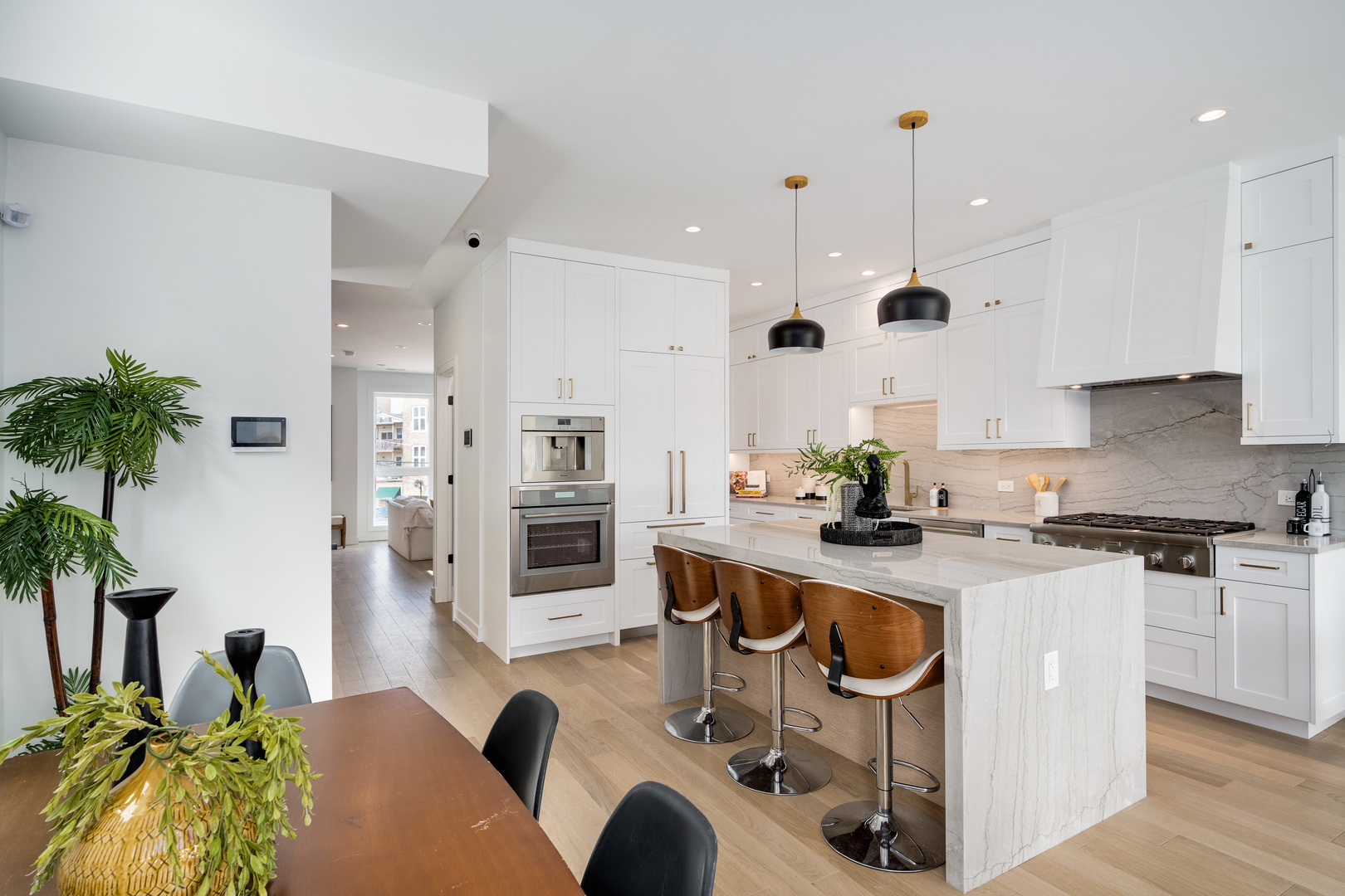 1533 West Barry Avenue, Unit 2 Chicago, IL 60657 - Photo 8 of 26