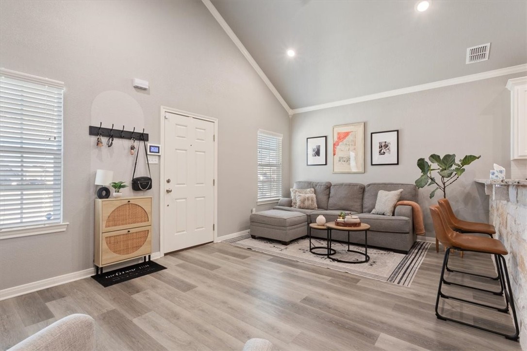518 Alamo Drive McGregor, TX 76657 - Photo 5 of 41 a living room with furniture