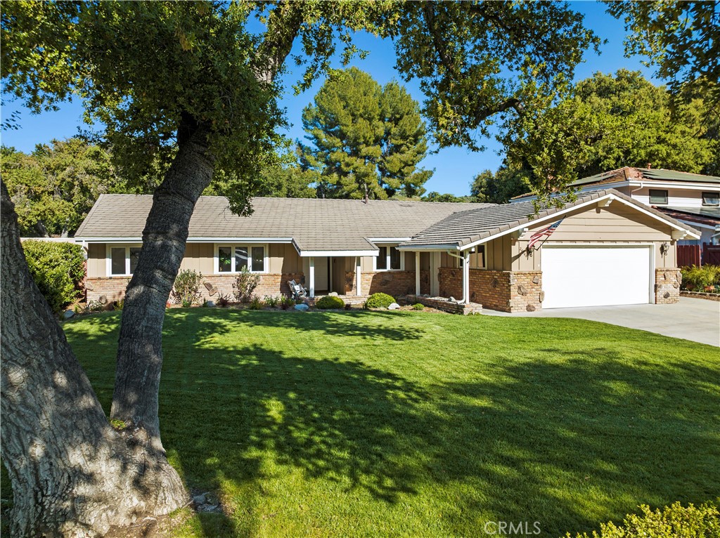a view of a house with backyard and garden