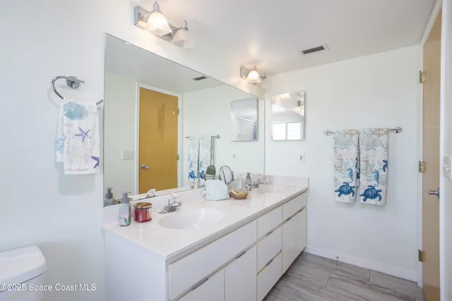 a view of a lake in middle of a city