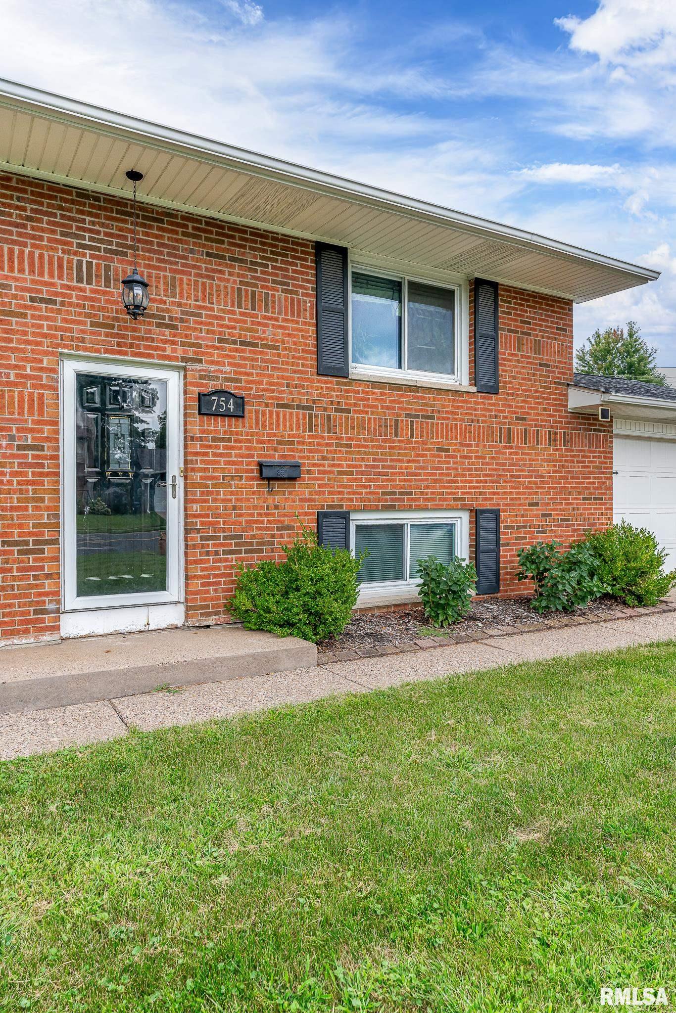 754 West 46th Street Davenport, IA 52806 - Photo 2 of 19