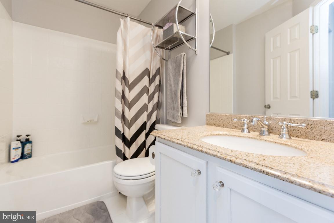 42912 Golf View Drive Chantilly, VA 20152 - Photo 26 of 39 Upper Level Hall Bath