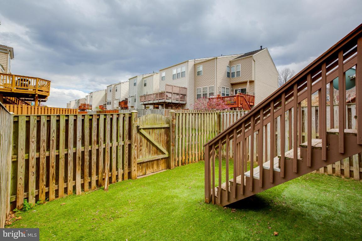 42912 Golf View Drive Chantilly, VA 20152 - Photo 33 of 39 Easy Care Turf in Fenced in Yard