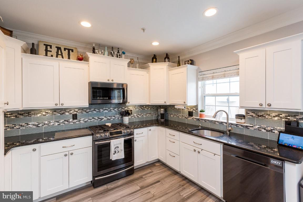 42912 Golf View Drive Chantilly, VA 20152 - Photo 7 of 39 Bright and Updated Kitchen