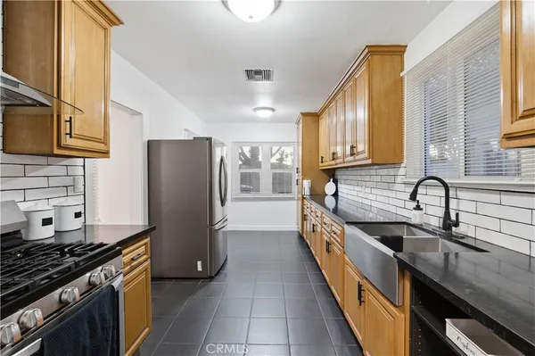 $799,999 | 718 South Poinsettia Avenue, Compton, CA 90221