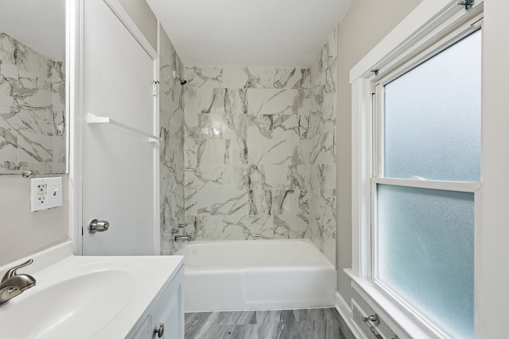 835 Oak Street Elgin, IL 60123 - Photo 26 of 41 a bathroom with a sink and a bathtub