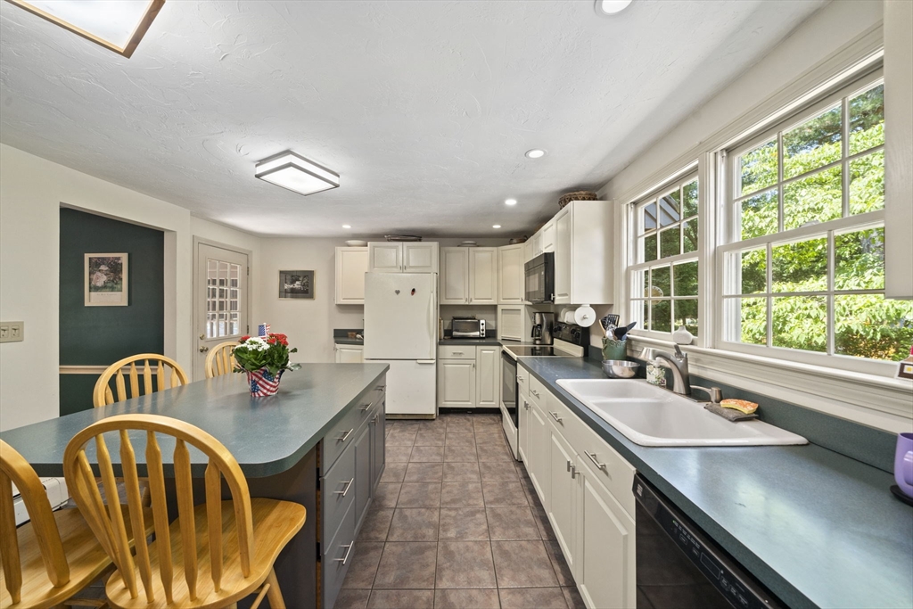 45 Sherman Way Marshfield, MA 02050 - Photo 4 of 20