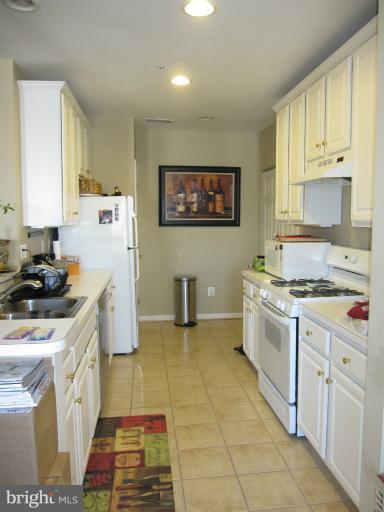 25252 Riffleford Square, Unit 303 Chantilly, VA 20152 - Photo 8 of 15 Kitchen