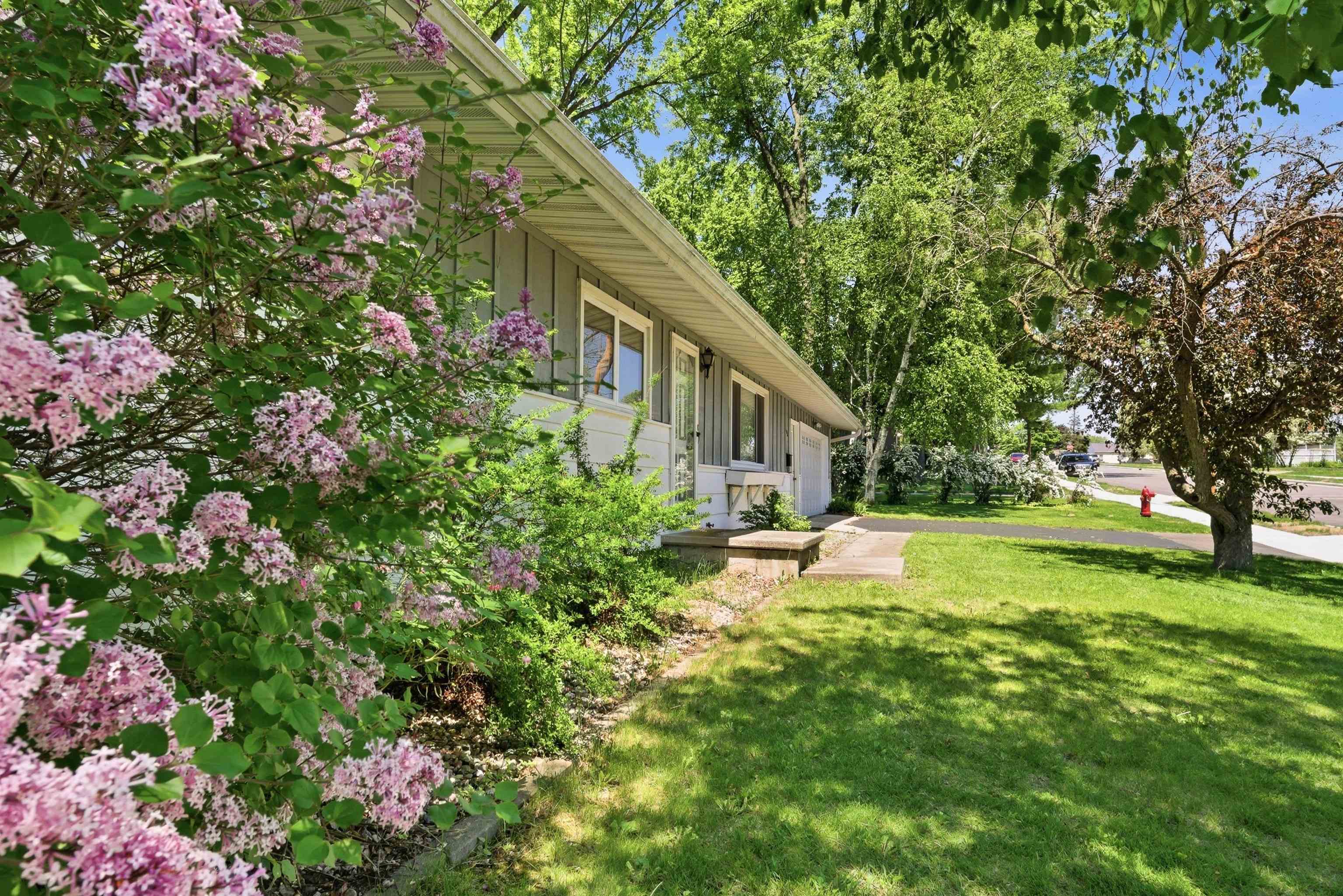 406 Hamburg Street Ripon, WI 54971 - Photo 3 of 25