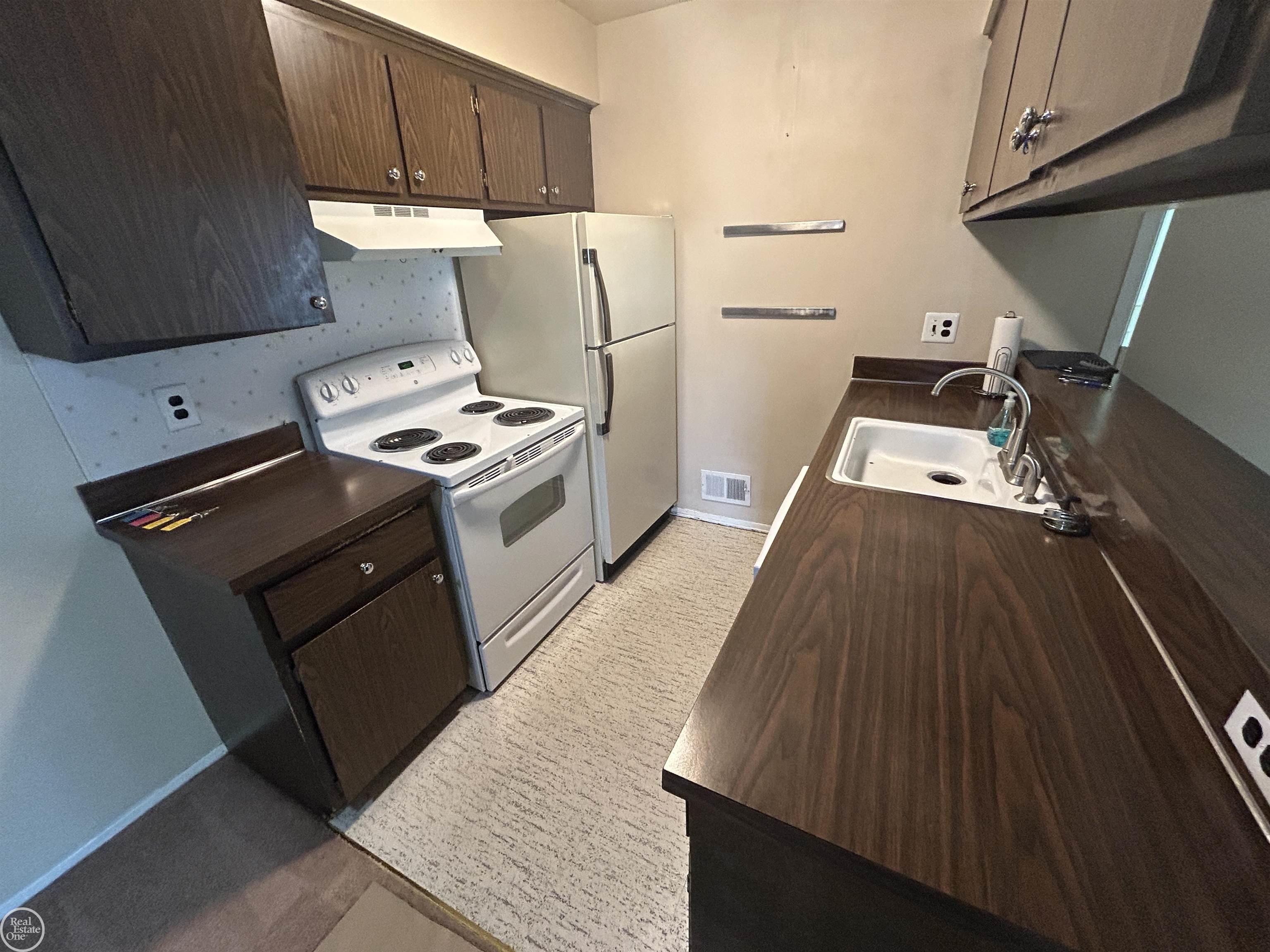 29133 Hayes Road, Unit #22 Warren, MI 48088 - Photo 2 of 22