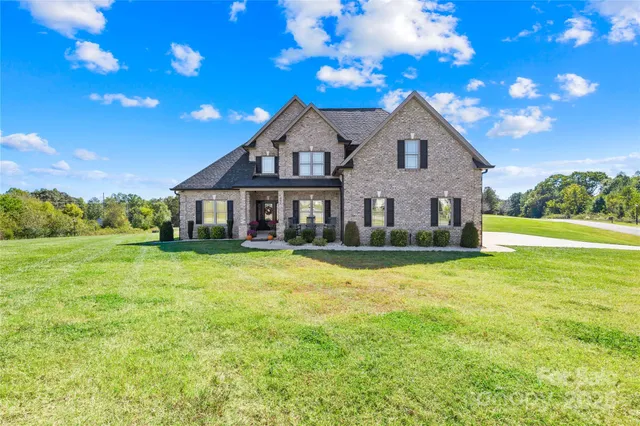 $759,900 | 895 Oak Ridge Farms Circle, Newton, NC 28658