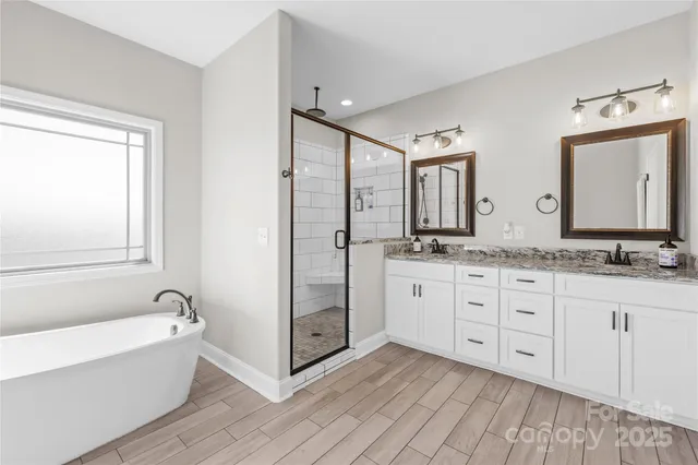 $759,900 | 895 Oak Ridge Farms Circle, Newton, NC 28658