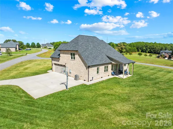 $749,900 | 895 Oak Ridge Farms Circle, Newton, NC 28658