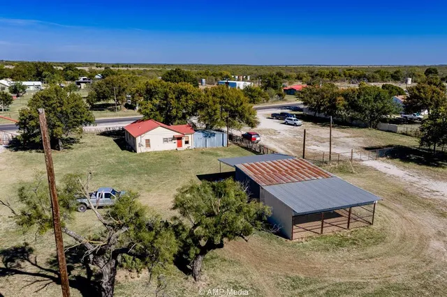 $130,000 | 507 East Chestnut Street, Throckmorton, TX 76483