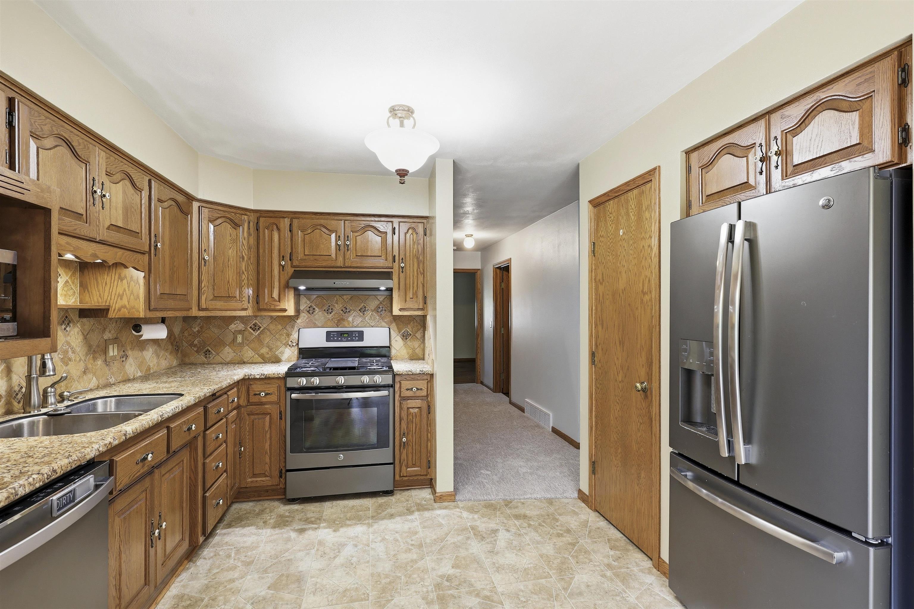 N334 Marion Avenue Appleton, WI 54915 - Photo 5 of 38