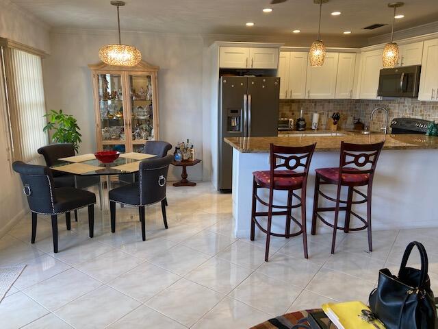 544 Fanshaw M Boca Raton, FL 33434 - Photo 2 of 10 Kitchen/Dining Area