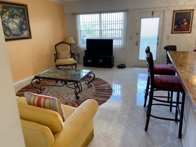 544 Fanshaw M Boca Raton, FL 33434 - Photo 3 of 10 Living Room