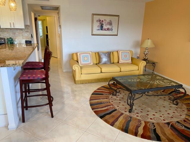 544 Fanshaw M Boca Raton, FL 33434 - Photo 4 of 10 Living Room
