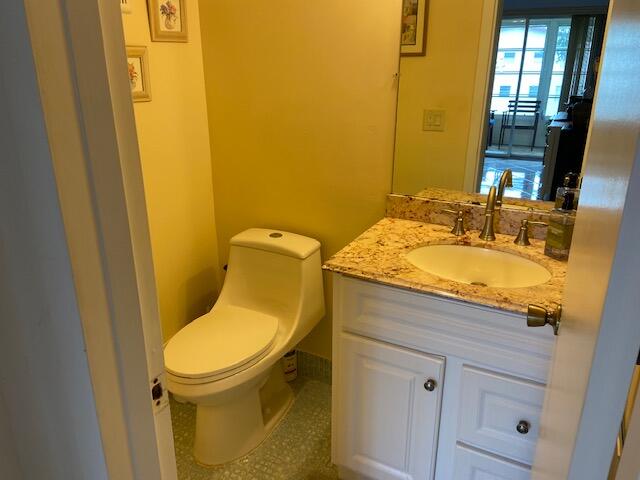 544 Fanshaw M Boca Raton, FL 33434 - Photo 6 of 10 1/2 Bathroom