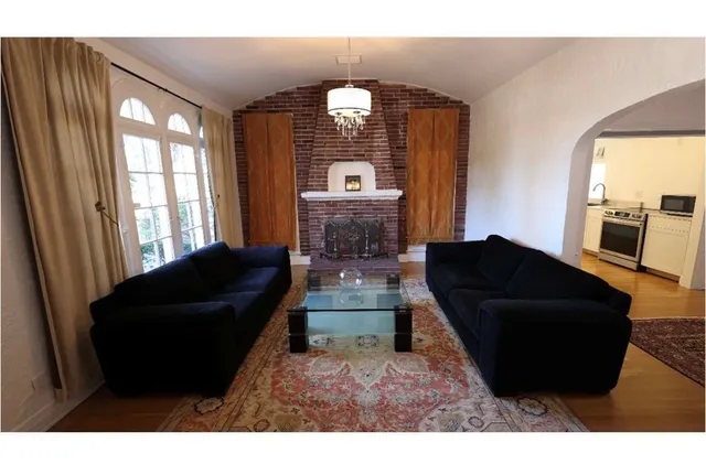 $2,149,900 | 1000 South Hudson Avenue, Los Angeles, CA 90019