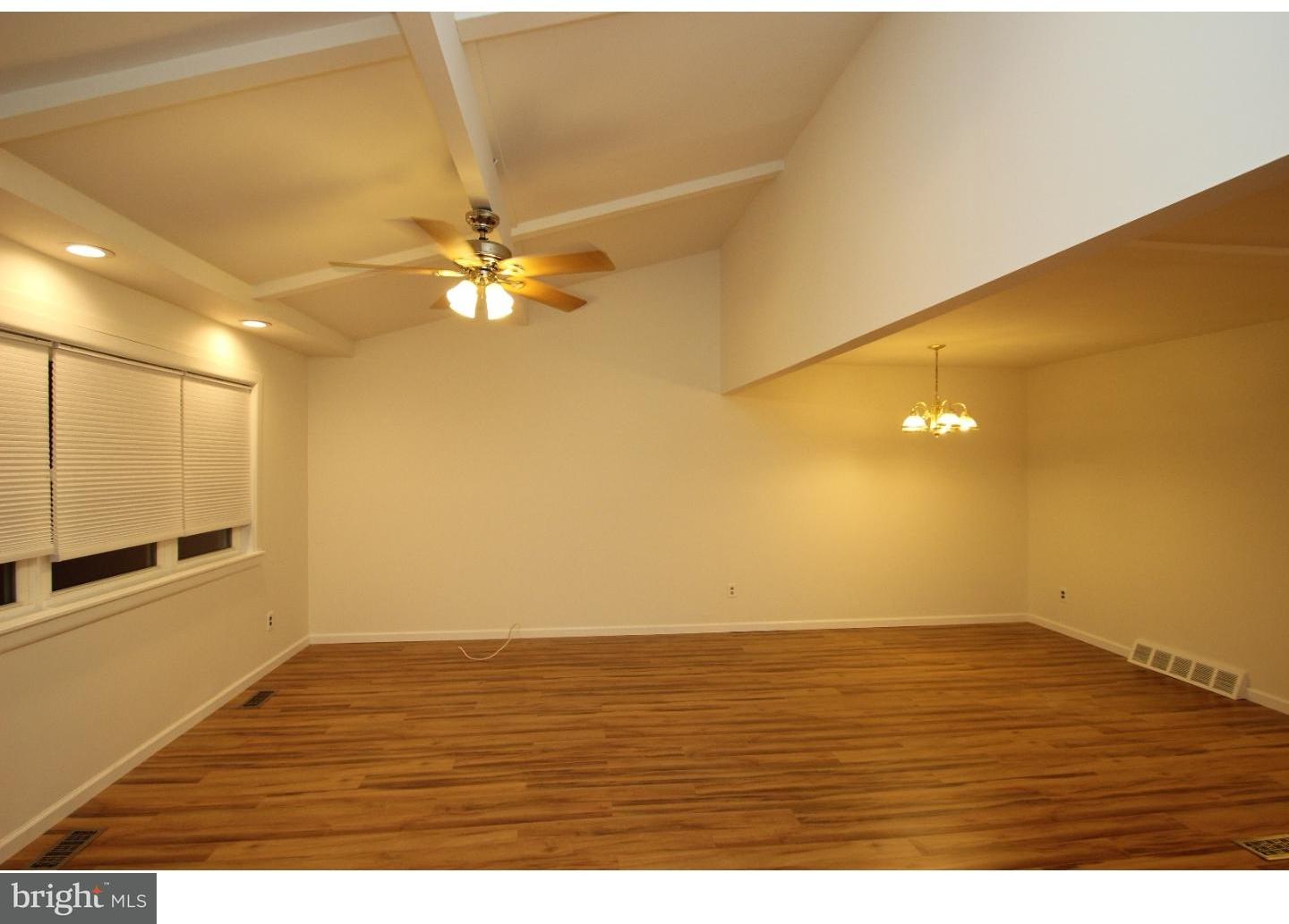 11904 Farwell Road Philadelphia, PA 19154 - Photo 8 of 25 Living Room