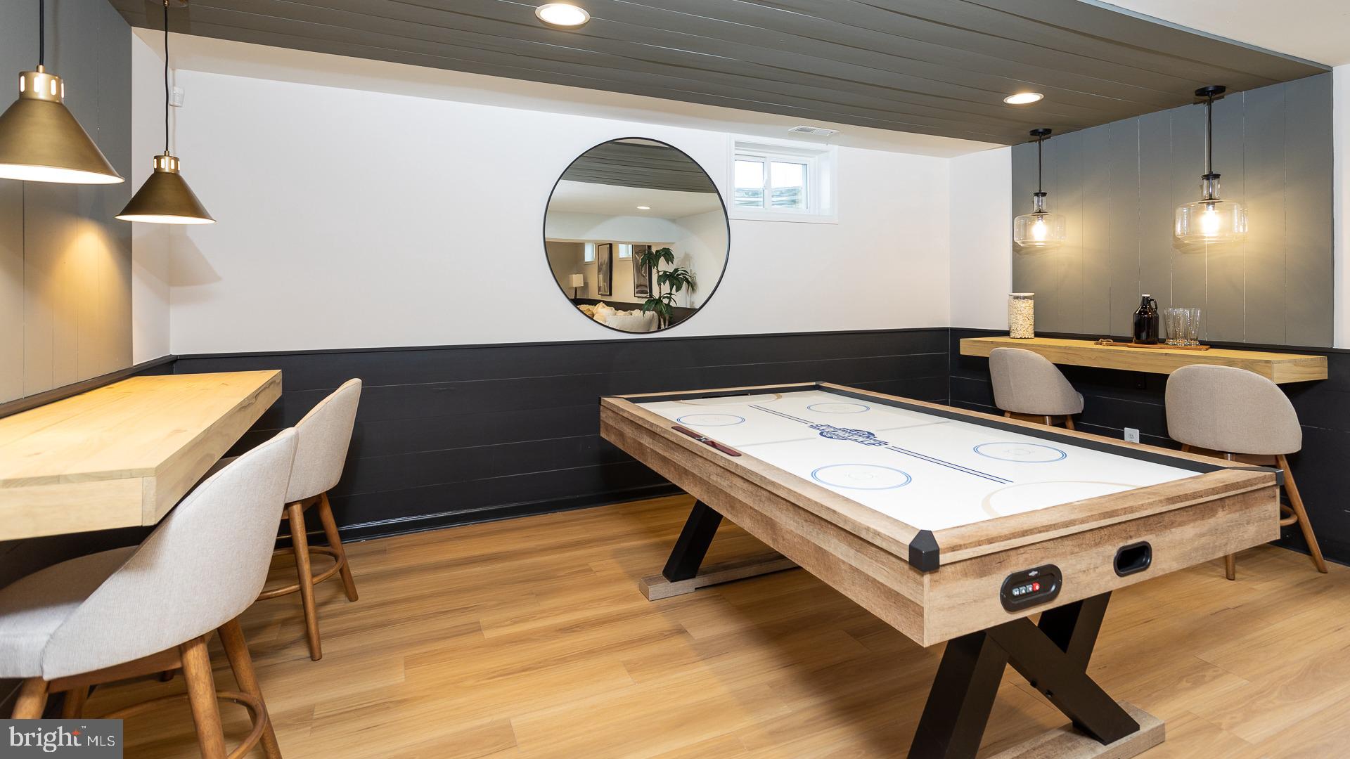 Tbb Monocacy Crossing Parkway, Unit REGENT Brunswick, MD 21716 - Photo 14 of 40 a living room with a table