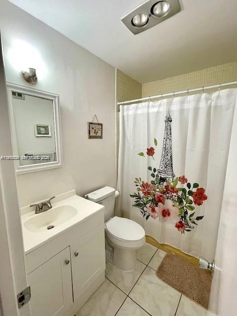 5300 Washington Street, Unit S112 Hollywood, FL 33021 - Photo 8 of 10 a bathroom with a sink mirror and toilet