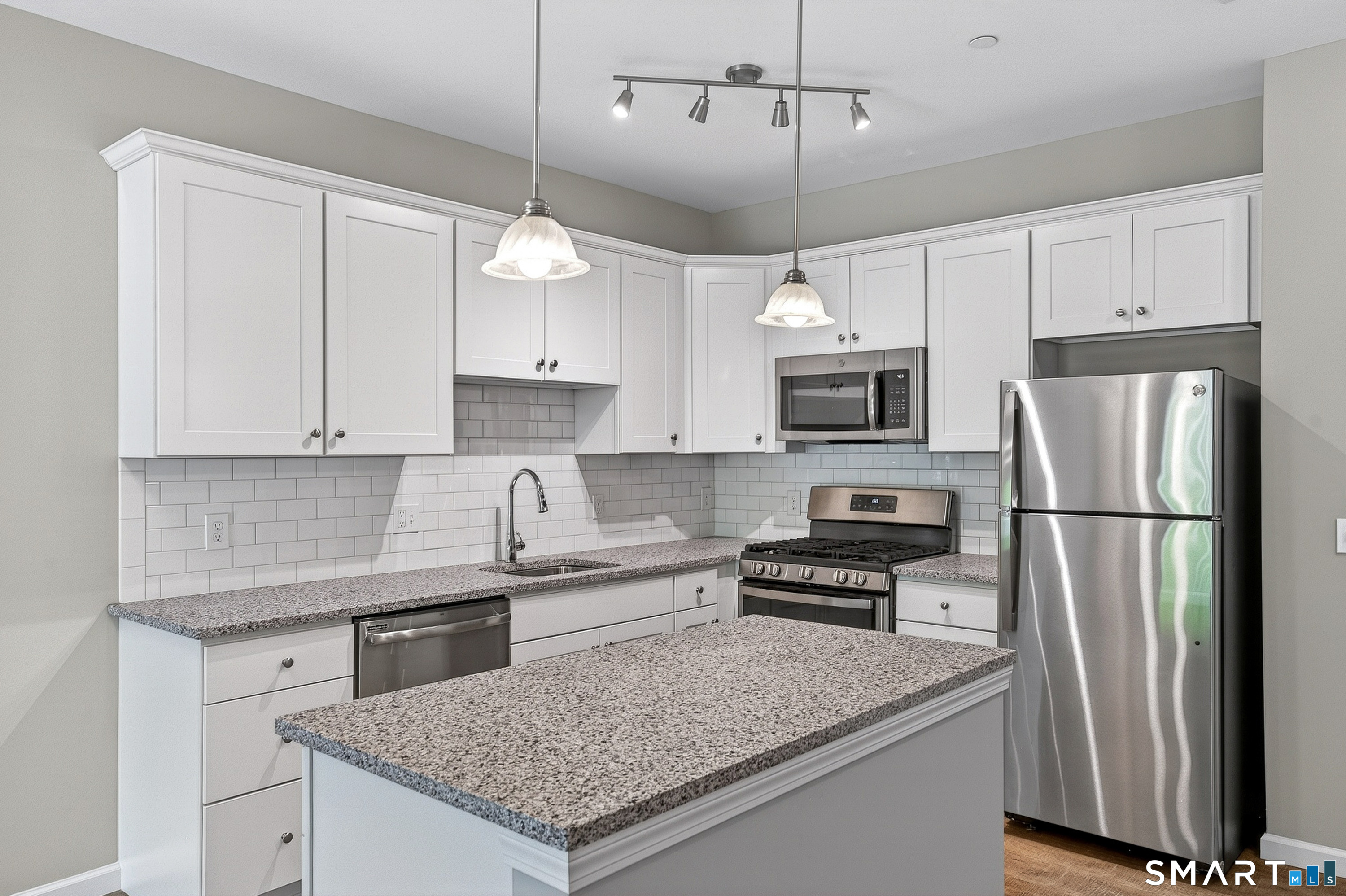 9 Covered Bridge Road, Unit 5107 Newtown, CT 06470 - Photo 7 of 27 Each unit has a fully equipped kitchen with dishwasher, gas range and full size refrigerator.