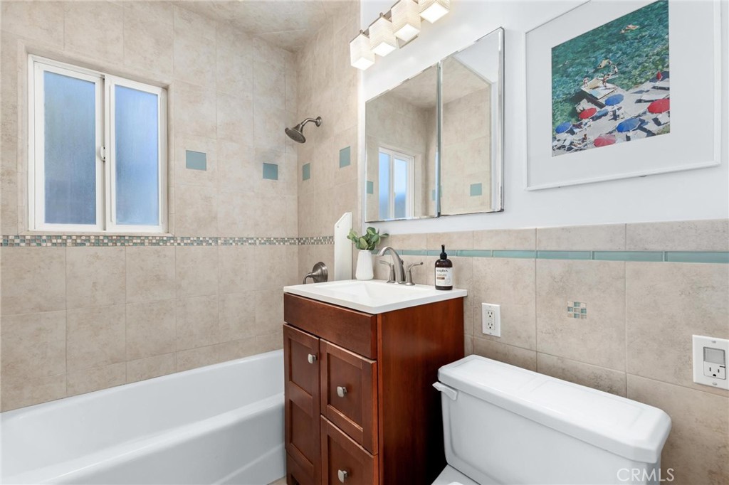 3219 Gibson Place Redondo Beach, CA 90278 - Photo 38 of 47 a bathroom with a toilet a sink and bathtub