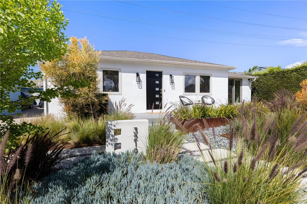 3219 Gibson Place Redondo Beach, CA 90278 - Photo 6 of 47 a front view of house with a garden