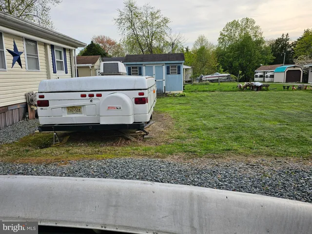 a view of a house with backyard