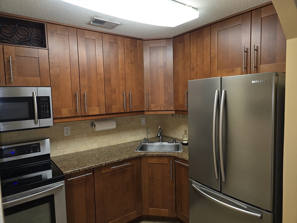 555 Russell Road, Unit J65 Westfield, MA 01085 - Photo 3 of 20