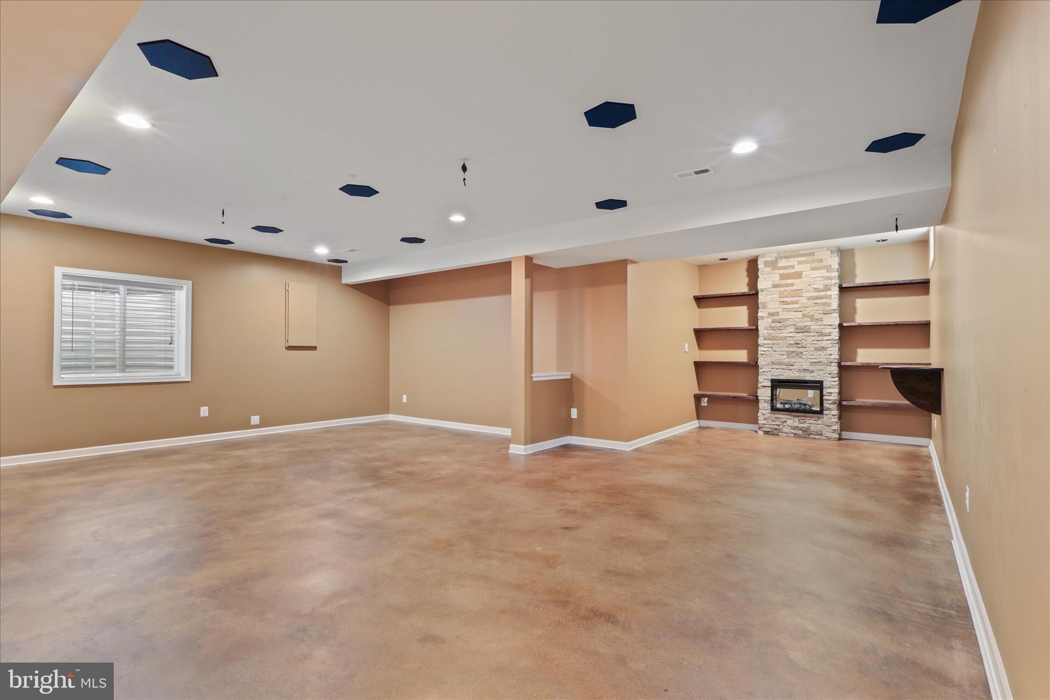 15221 Londons Bridge Road Haymarket, VA 20169 - Photo 19 of 43 an empty room with a window and closet