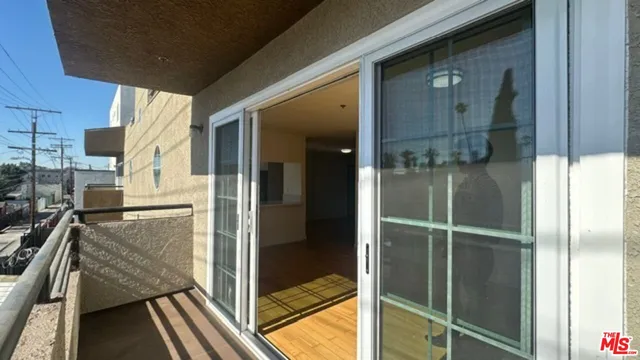 a view of a livingroom with furniture