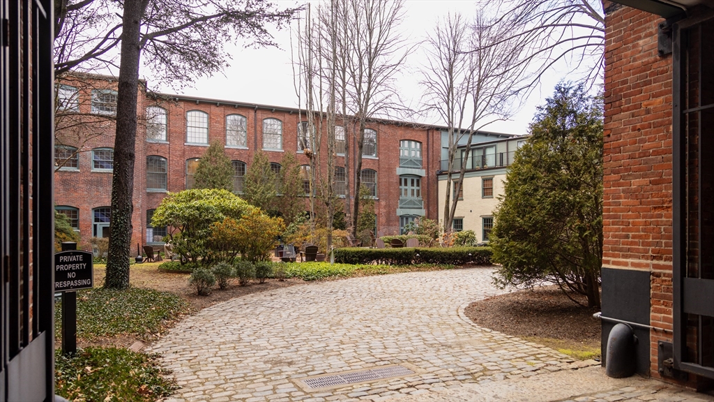 555 South Main Street, Unit 321 Providence, RI 02903 - Photo 4 of 22 a backyard of a house with barbeque oven and outdoor seating