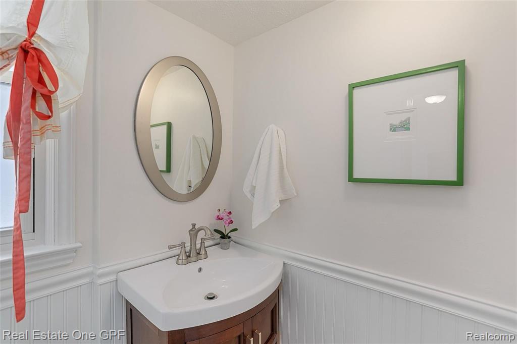 1094 Roslyn Road Grosse Pointe Woods, MI 48236 - Photo 11 of 41